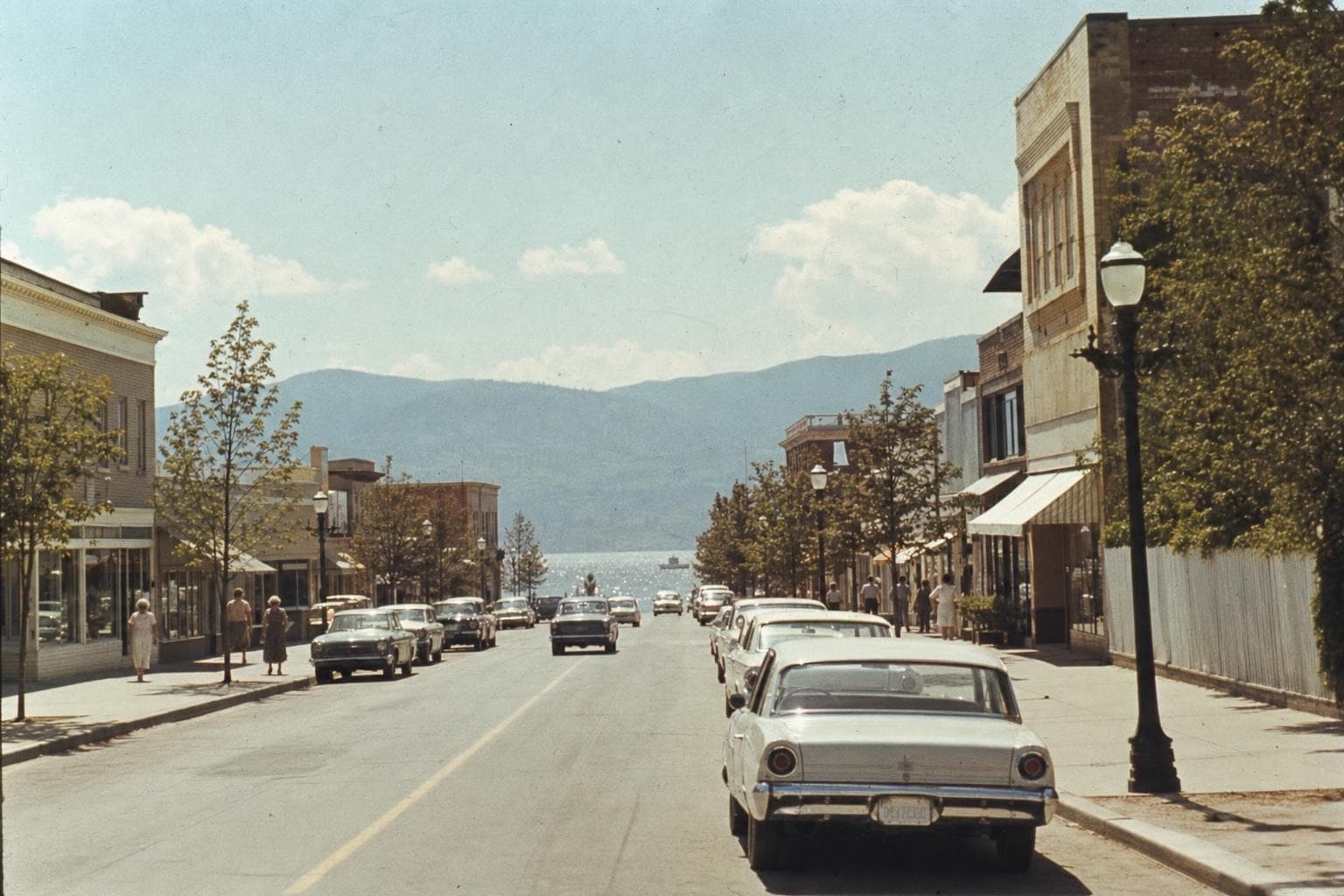 Downtown Lakeshore Avenue, mid-century
